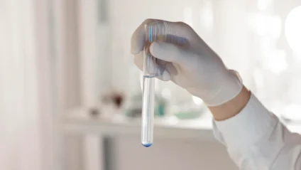 close up di mano sostenendo provetta