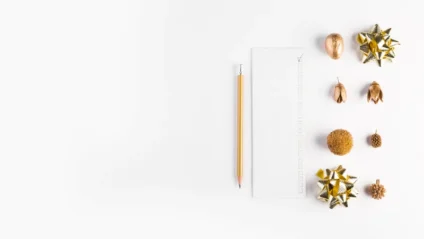 carta e penna vicino a decorazioni natalizie