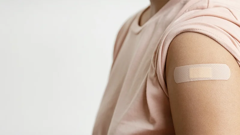 braccio con cerotto diagnosi del papilloma virus