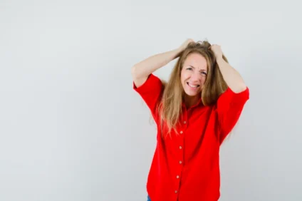 donna in camicia rossa capelli stressati