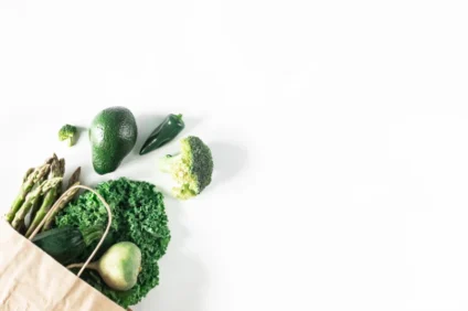 cibo salutare avocado, asparagi, broccoli e altri