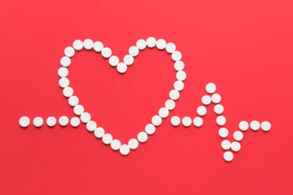 pasticche bianche formando cuore su sfondo rosso