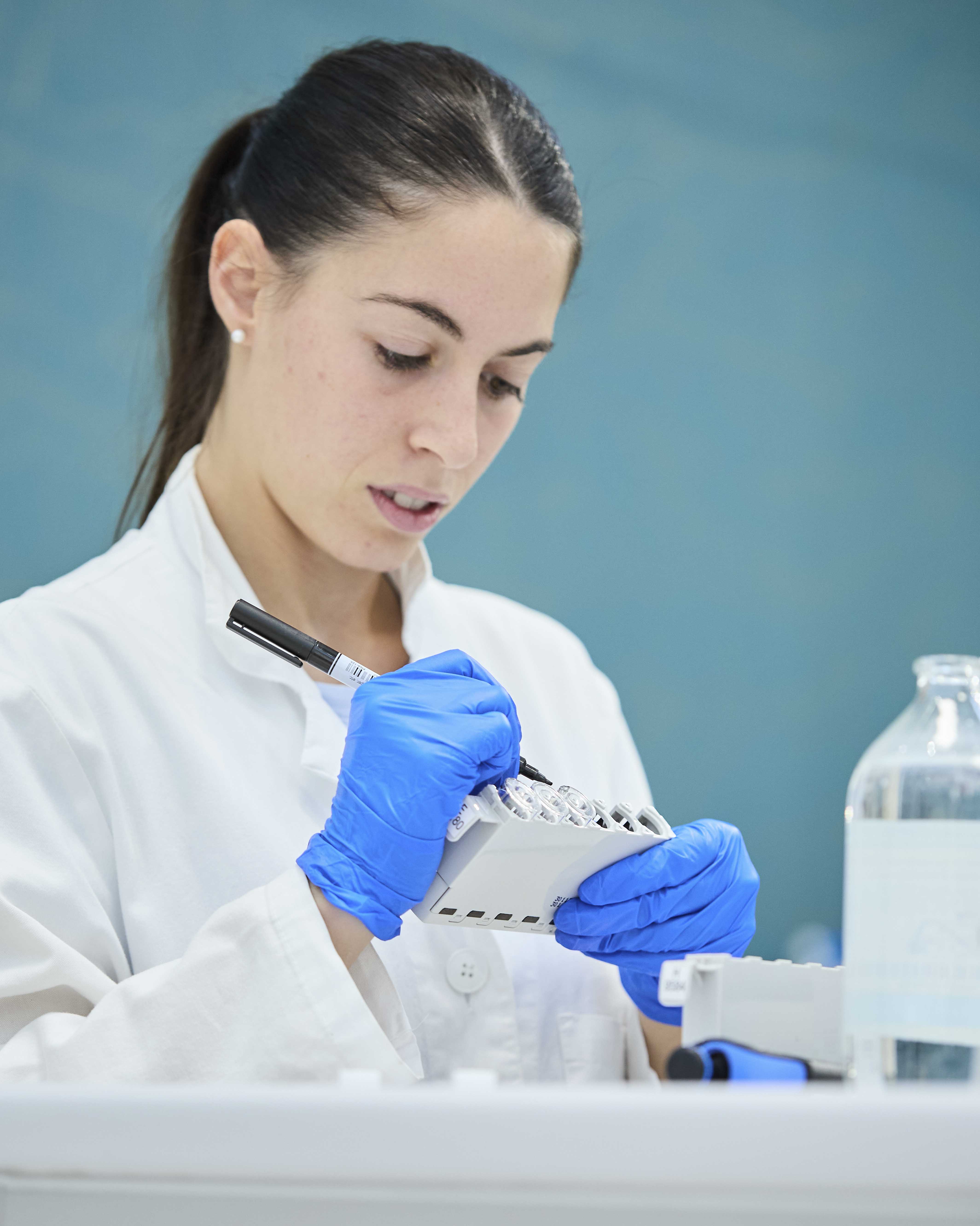 medico donna scrivendo note identificative su campioni per analisi di laboratorio