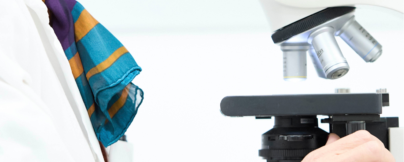 medico osservando campione in microscopio