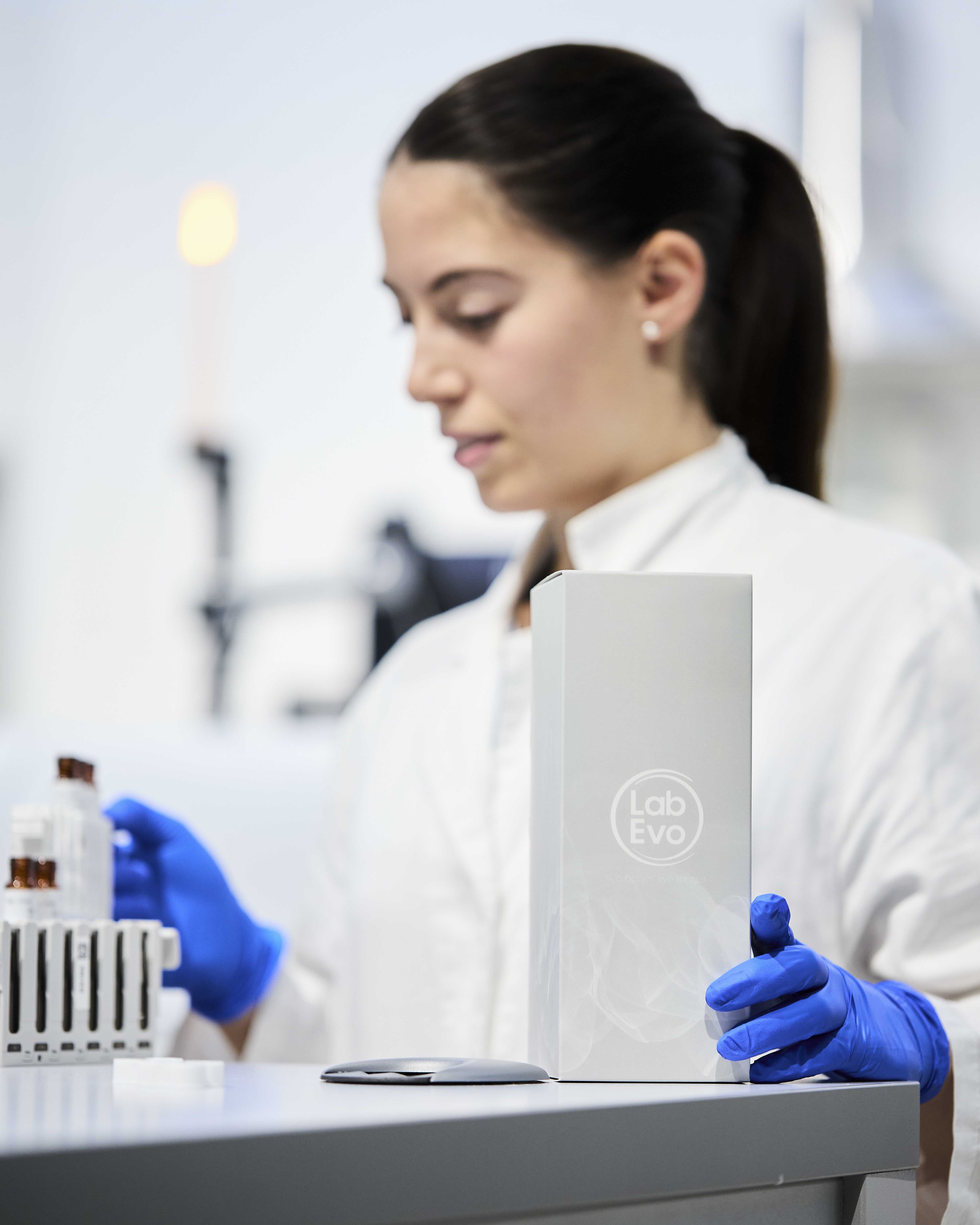 medico specialista manipolando campioni di prelievi con scatola lab evo