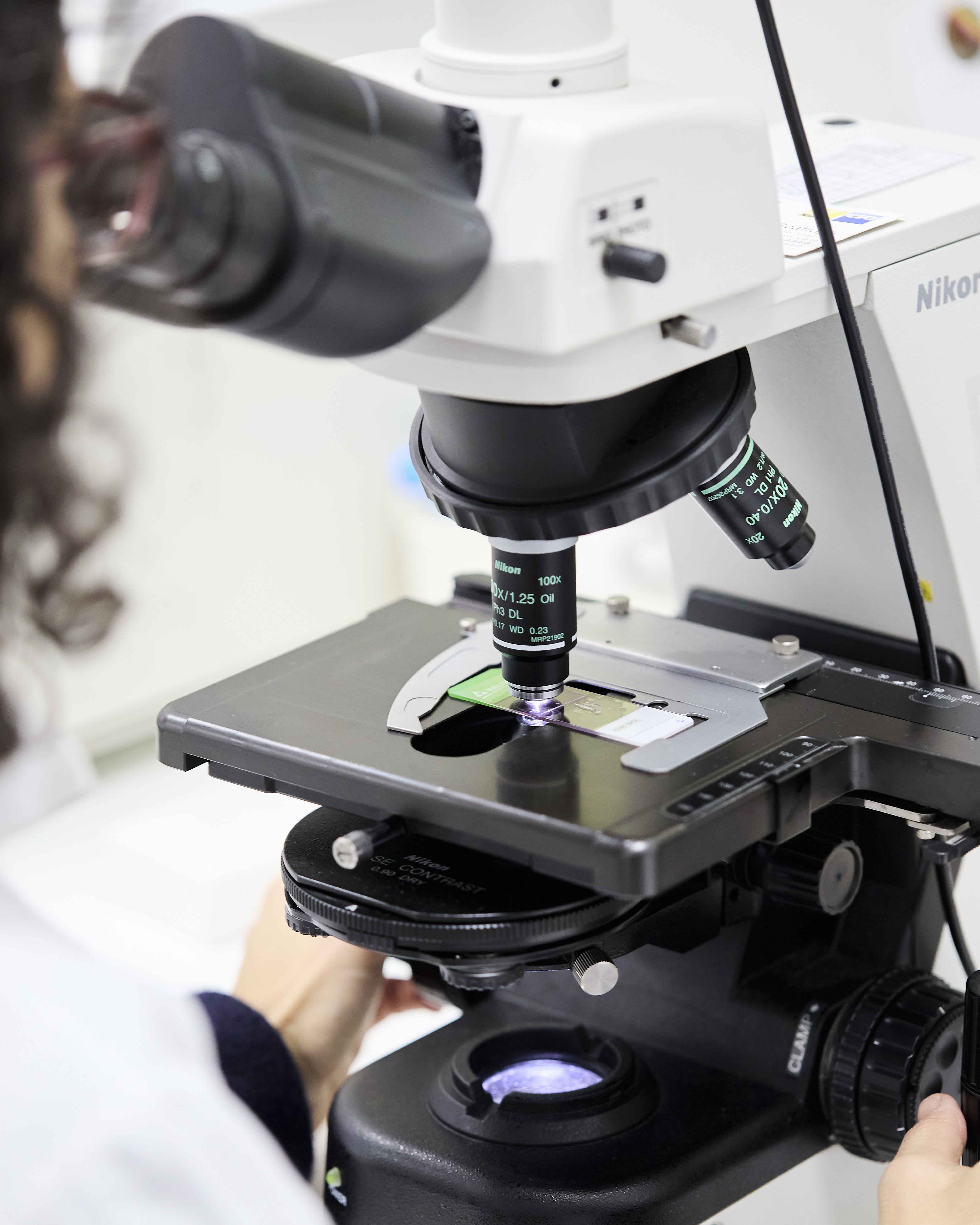 microscopio con mostra in analisi