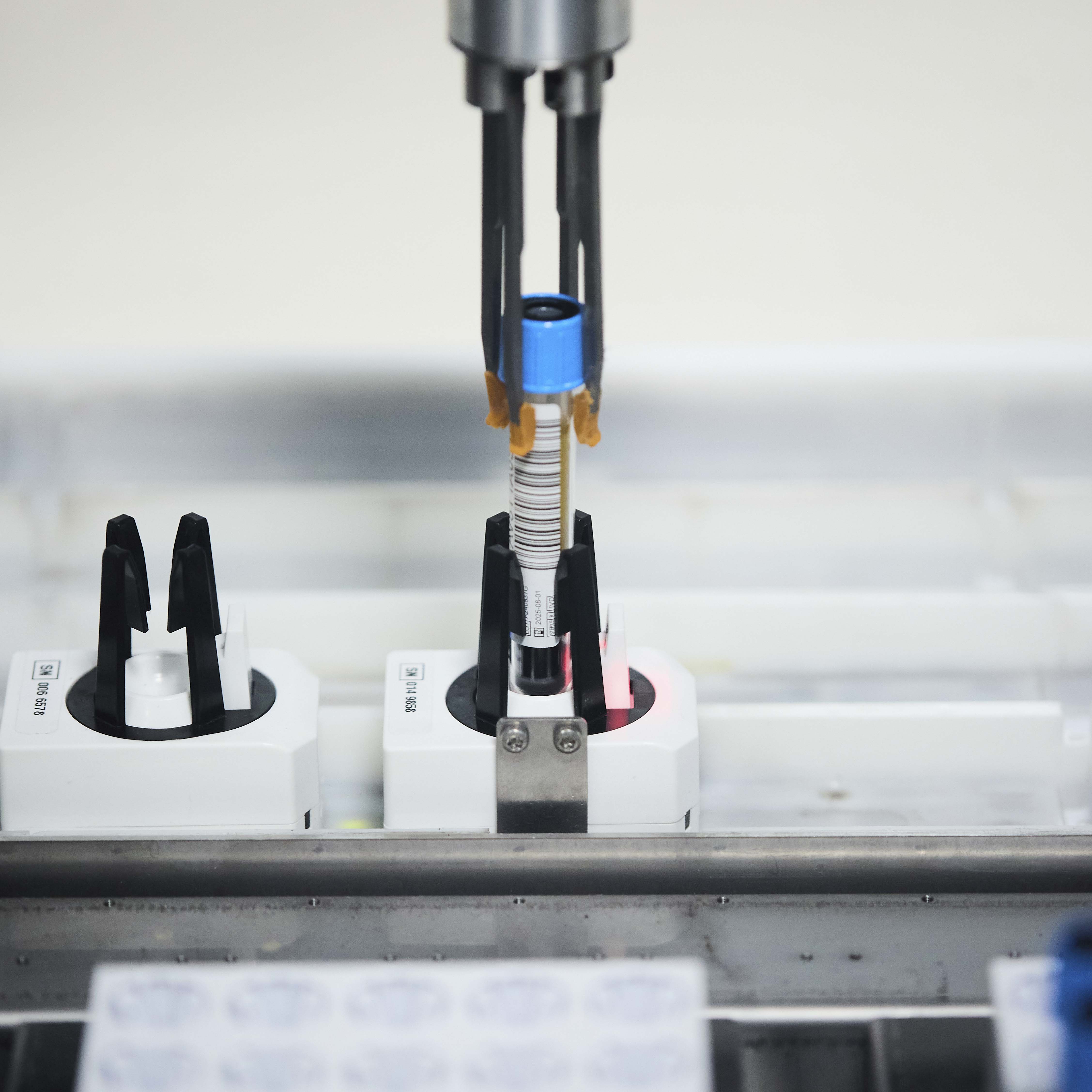 pinze gripper manipolando provetta con tappo blu