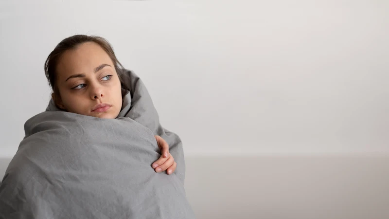 donna con coperta letto segnali e sintomi di disturbi del sonno
